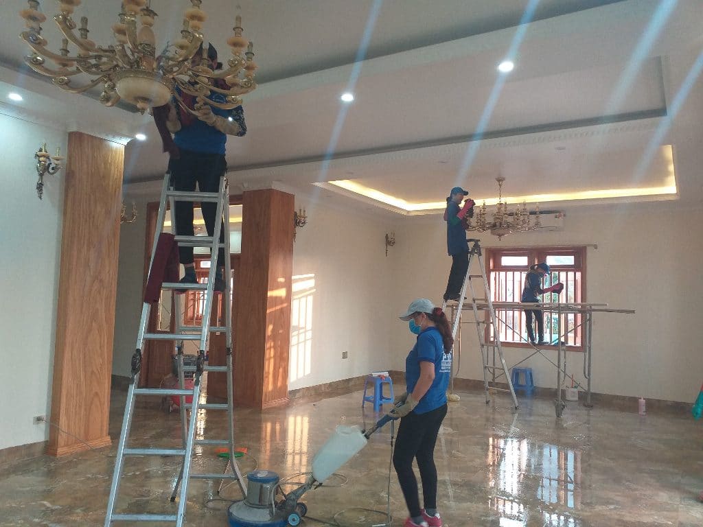 Máy chà sàn kết hợp bàn chải, pad đen và hoá chất tẩy sơn làm sạch sơn trên nền nhà đễ dàng