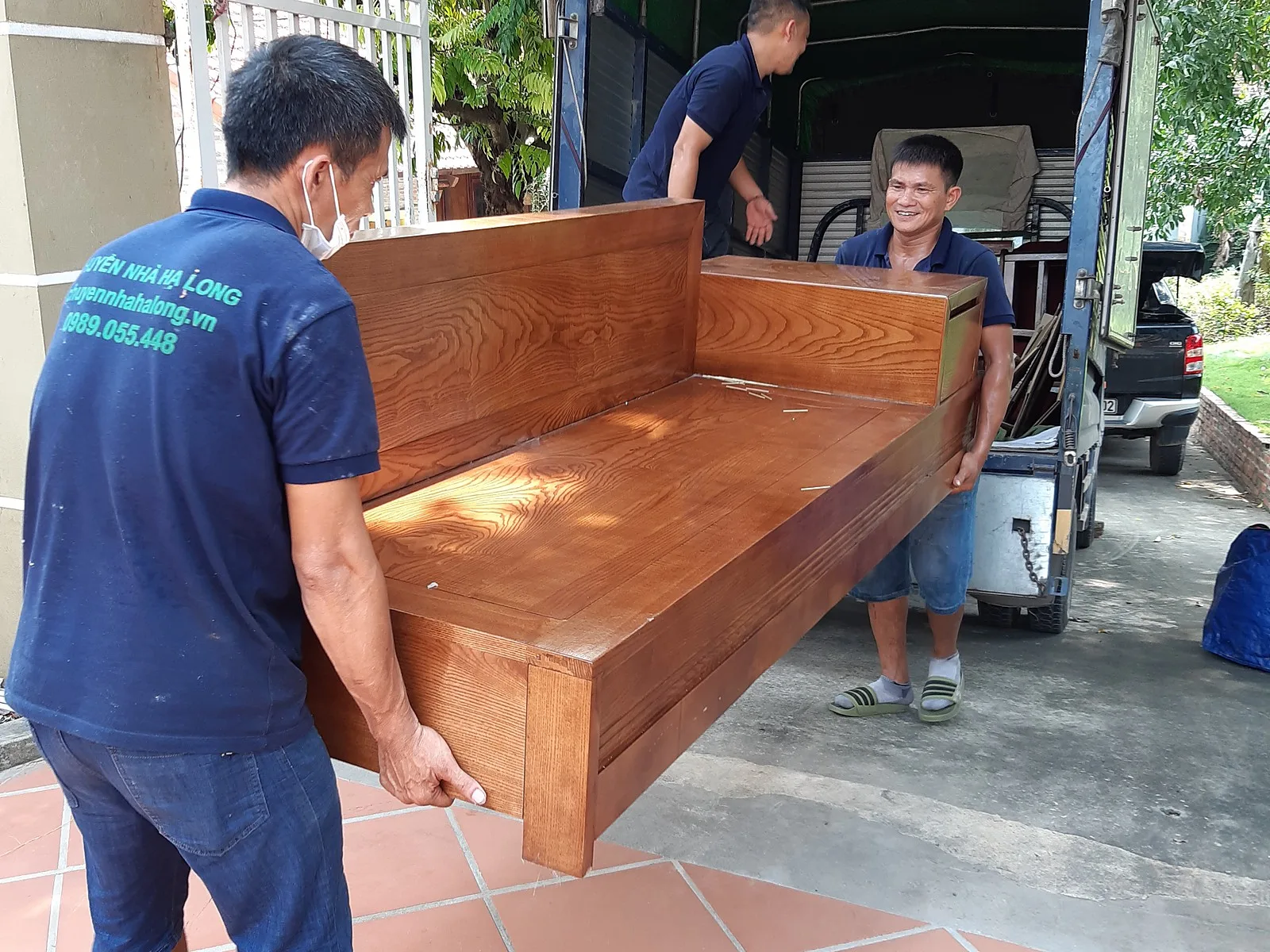 Thợ khiêng ghế sofa gỗ lên xe tải chuyển nhà