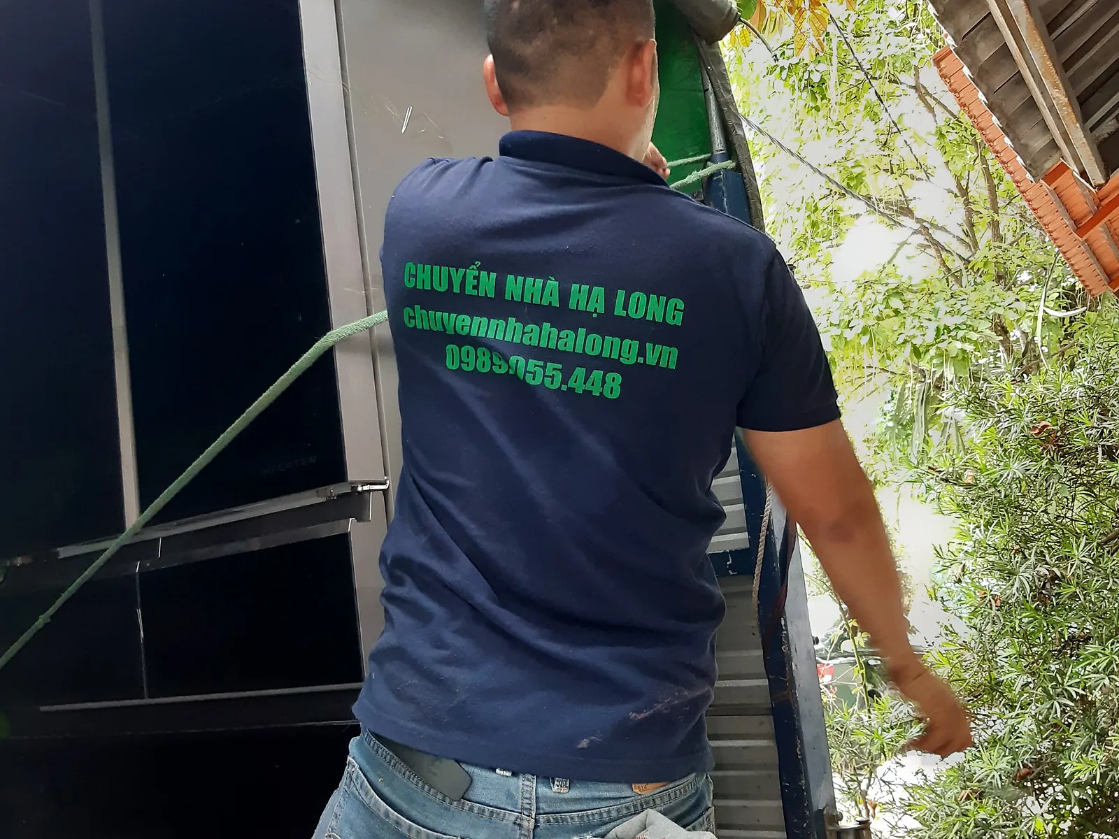 Thợ chuyển nhà Hạ Long mặc áo in tên công ty