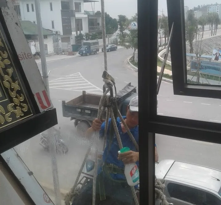 Lau kính tòa nhà cao tầng tại Hạ Long