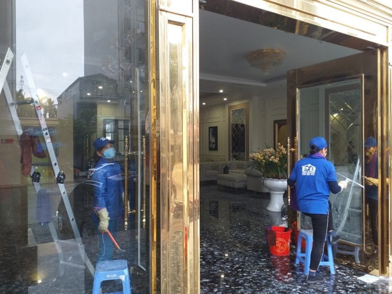 Vệ sinh kính ố lâu ngày