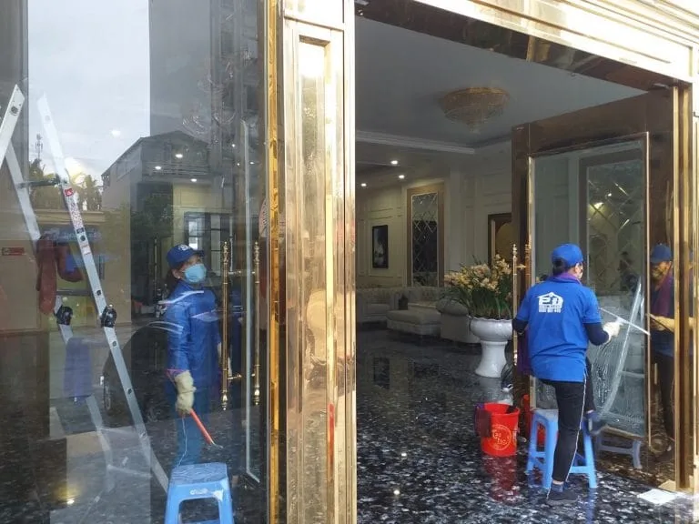 Vệ sinh kính ố lâu ngày