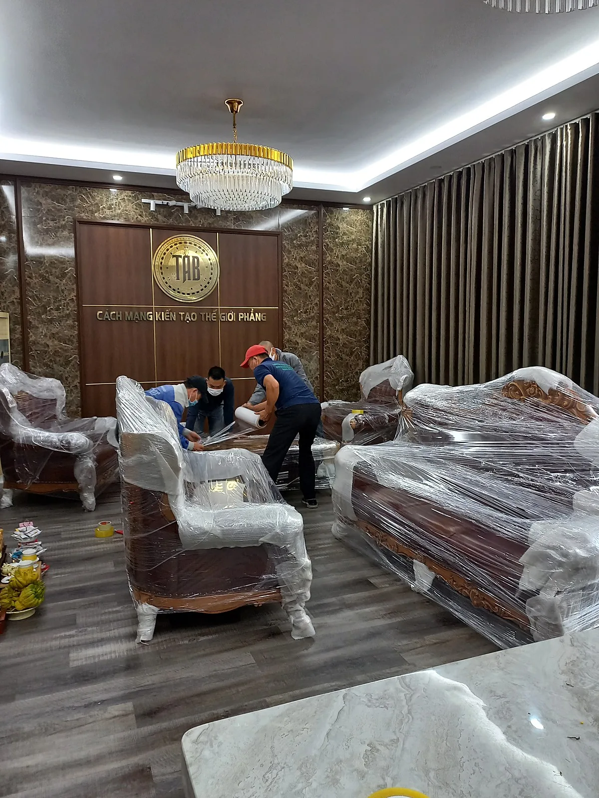 Thợ đóng gói sofa trong sảnh