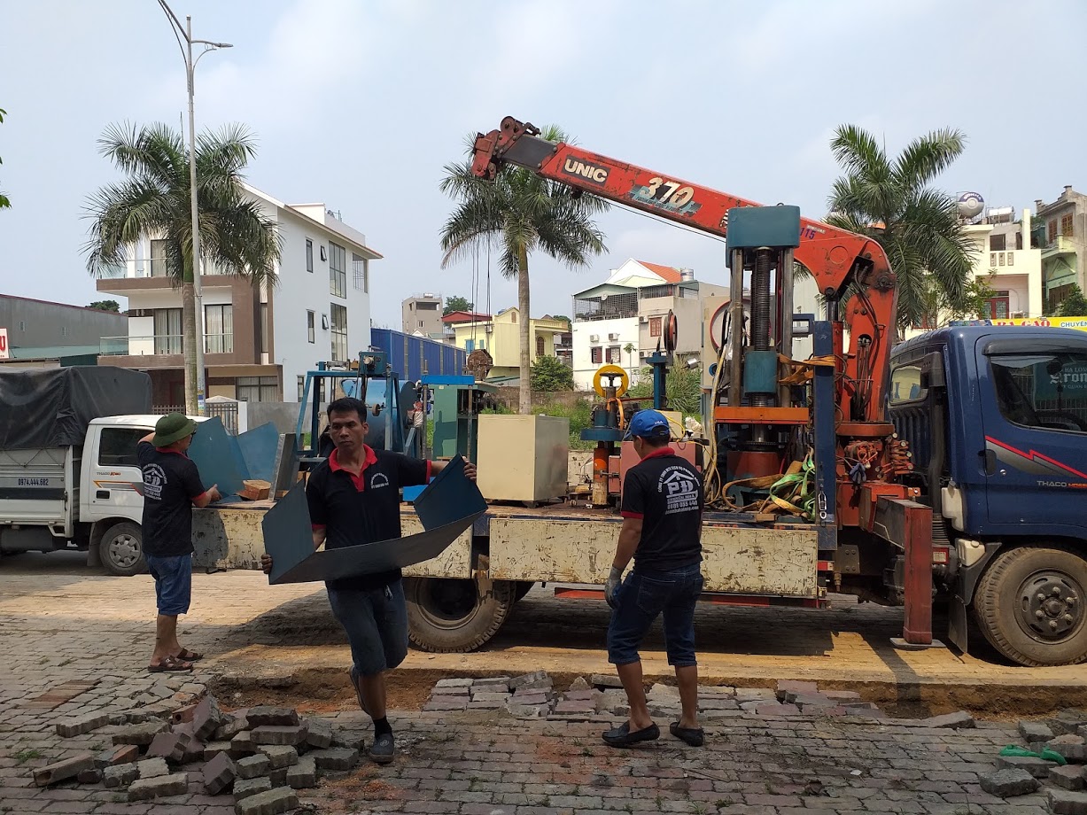 Xe tải gắn cẩu tự hành