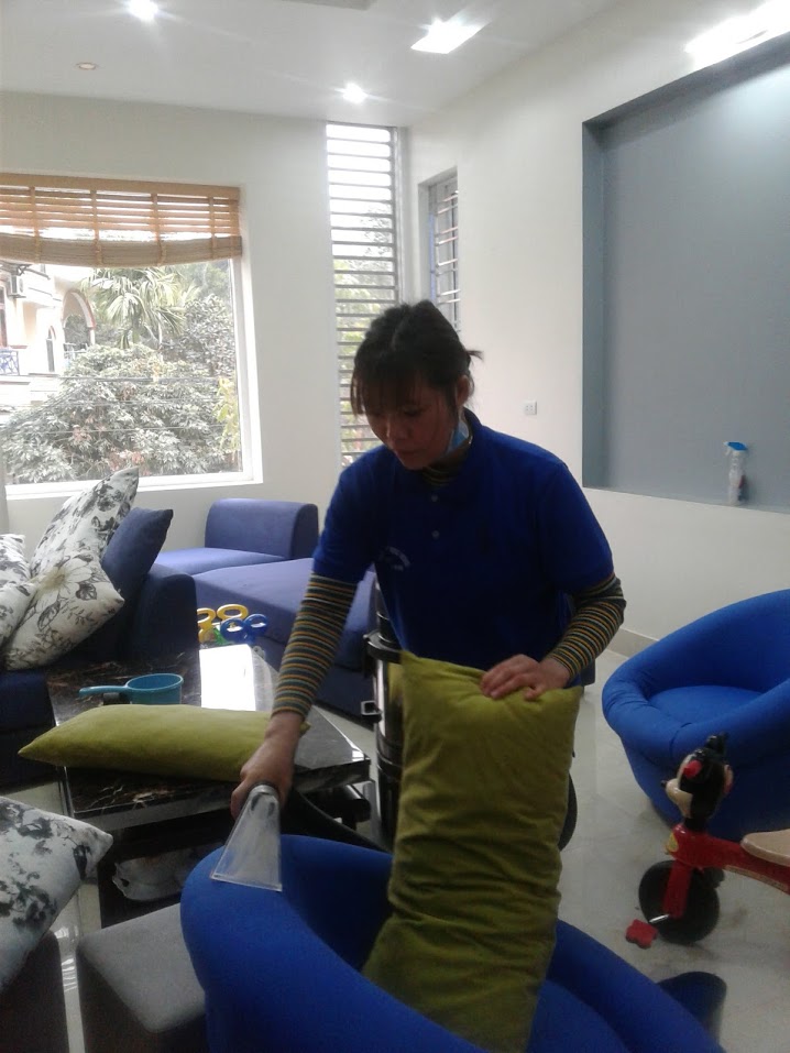 Vệ sinh ghế sofa tại nhà ở Hạ Long