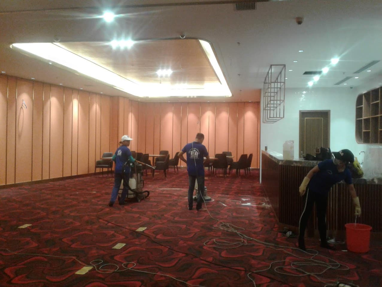 Giặt thảm trải sàn văn phòng, hội trường diện tích lớn.