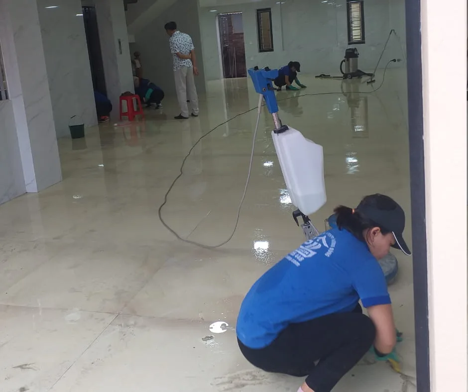 Vệ sinh nhà mới xây tại Cẩm Phả bằng máy móc chuyên dụng