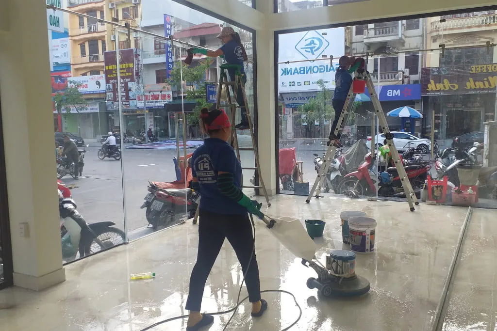 Chà sàn, lau kính nhà mới xây tại Bãi Cháy, Hạ Long