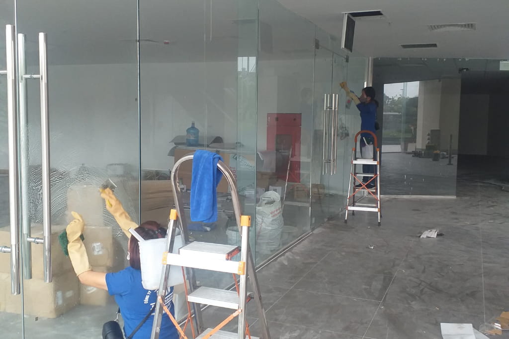 Vệ sinh cửa kính, vách kính nhà mới xây tại Bãi Cháy