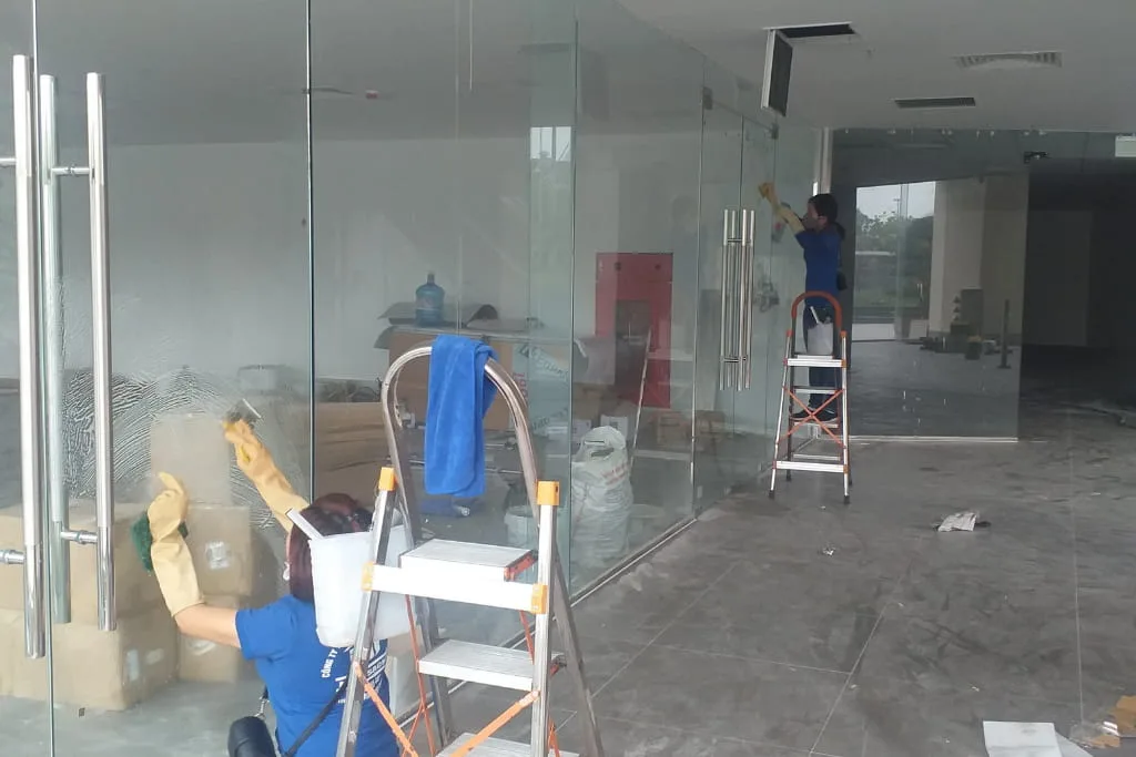 Vệ sinh cửa kính, vách kính nhà mới xây tại Bãi Cháy