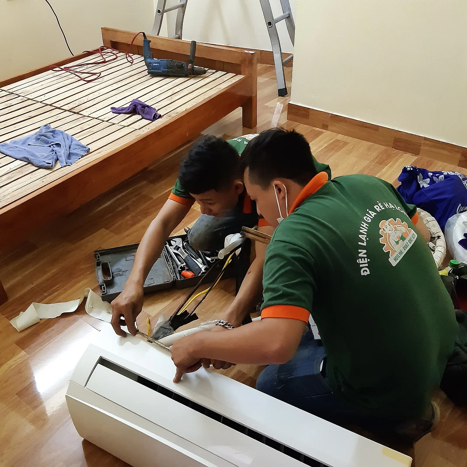 Thợ tháo lắp điều hòa Hạ Long tháo dàn lạnh trong phòng ngủ