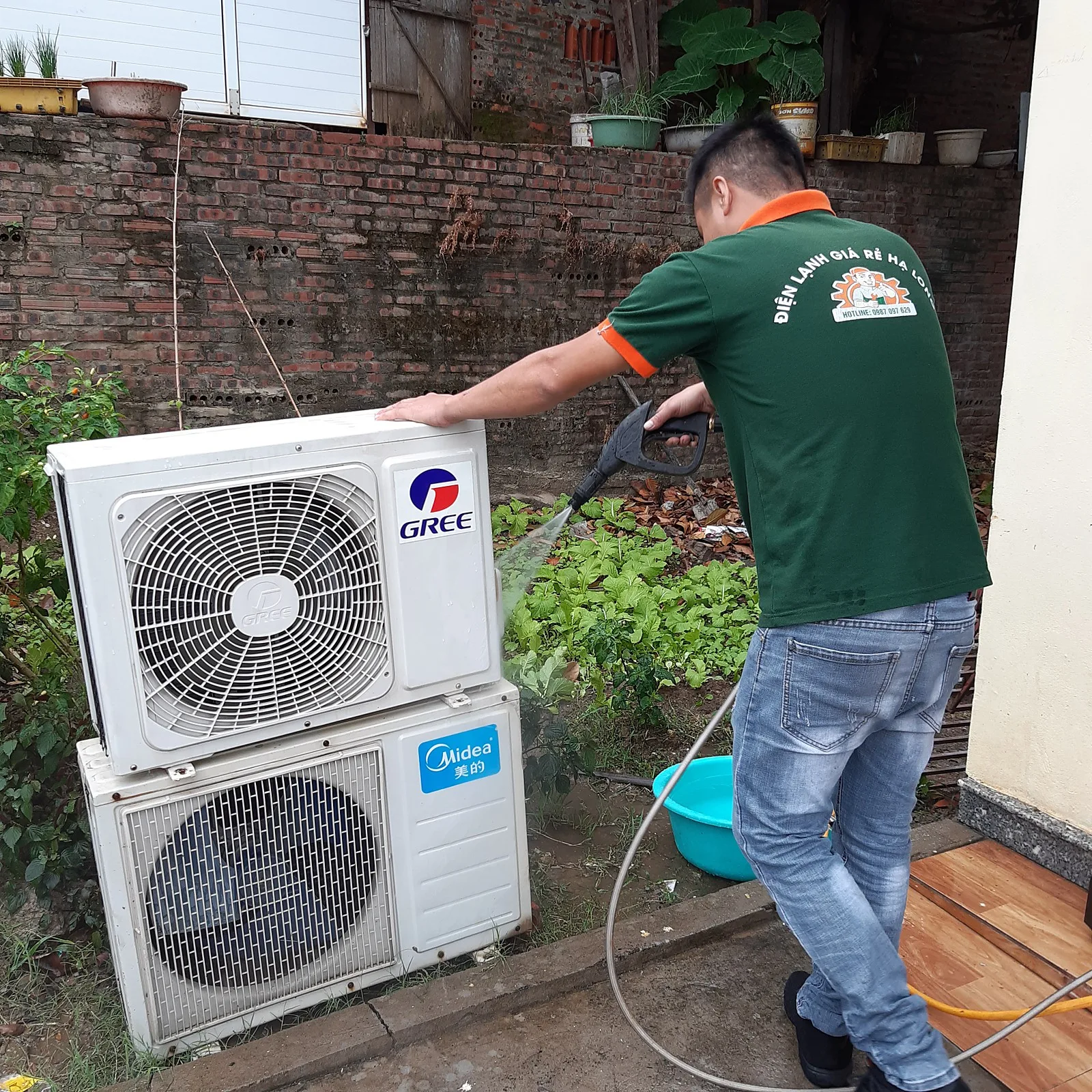 Cục nóng điều hoà đặt ngoài sân