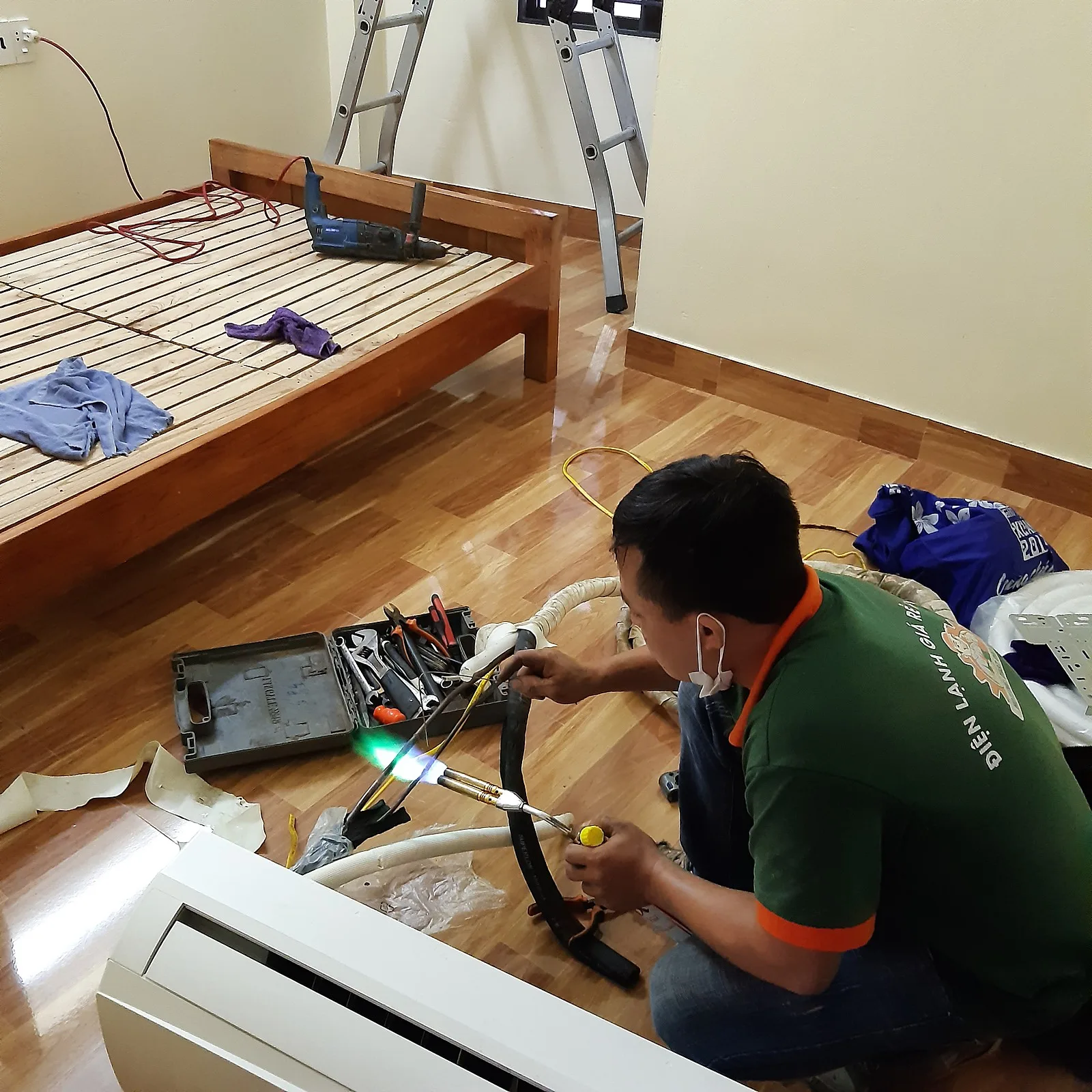 Tháo lắp điều hòa khi chuyển nhà: tháo dàn lạnh trong phòng