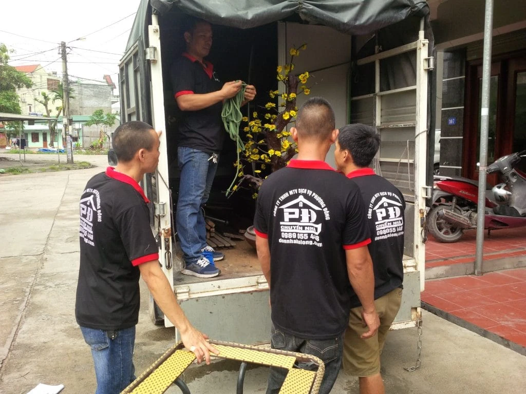Xe tải và nhân công hỗ trợ 