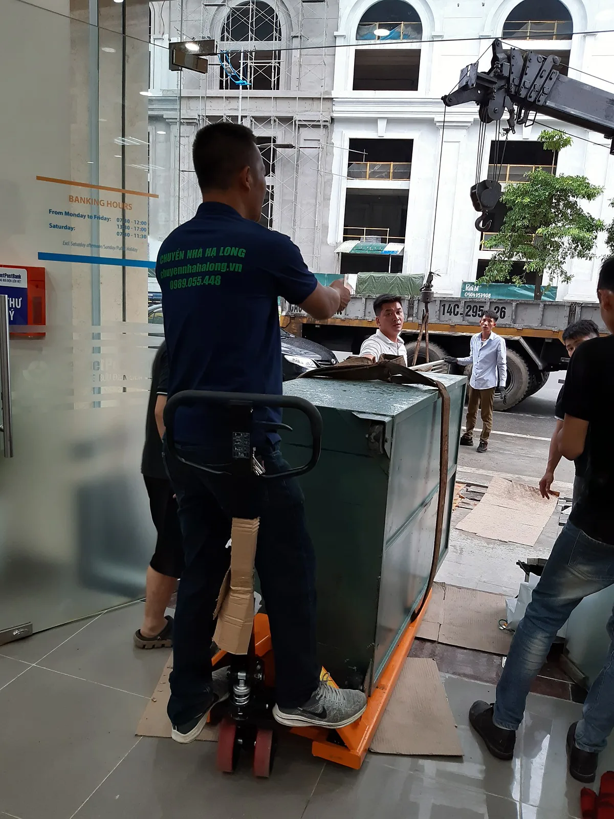 Vận chuyển đồ nặng: đưa két sắt lớn bằng xe nâng tay