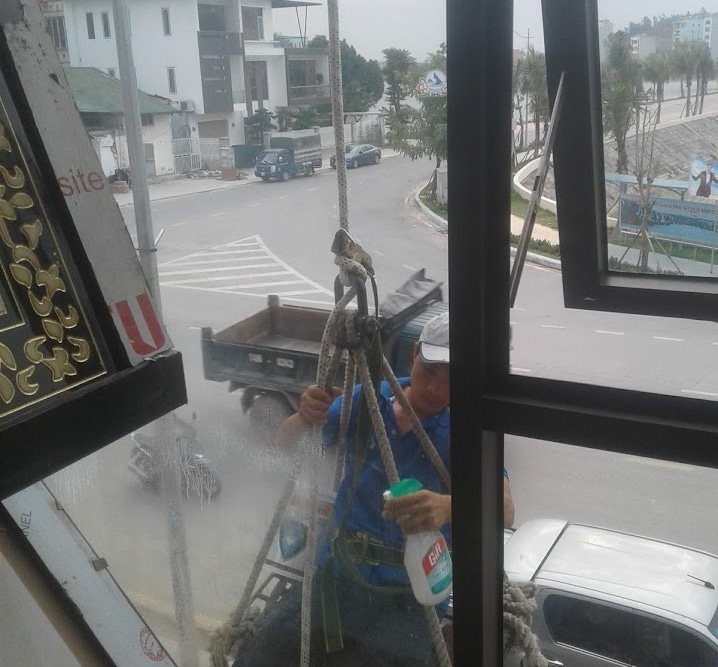 Lau rửa vệ sinh kính toà nhà tại Hạ Long
