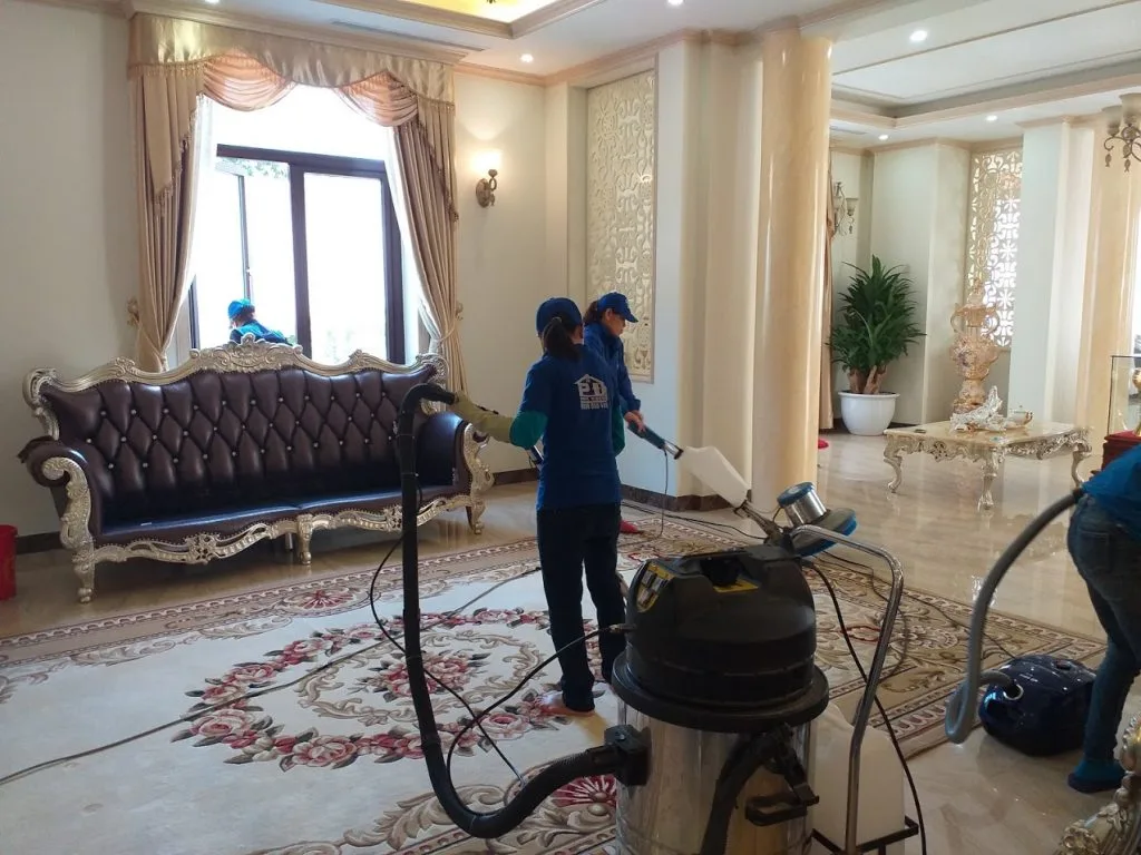 Đội dọn dẹp hút bụi, lau nhà trước khi gia chủ chuyển đến